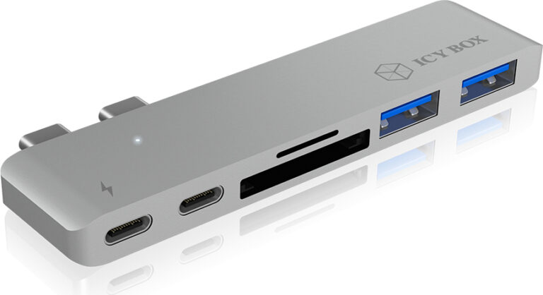 Silberner USB-C-Hub mit mehreren Anschlüssen und Kartenleser-Slot. Silberner USB-C-Hub mit mehreren Anschlüssen und Kartenleser-Slot.