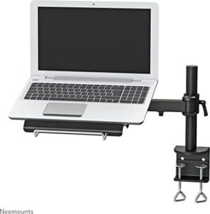 Laptop auf universeller Halterung mit Schreibtischklemme.