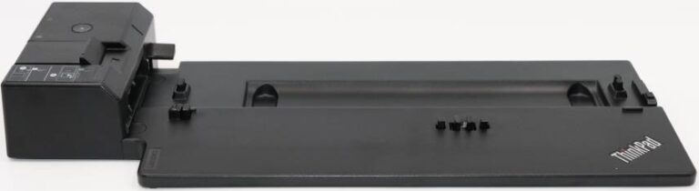 Schwarze Laptop-Dockingstation in rechteckiger Form mit ThinkPad-Logo. Schwarze Laptop-Dockingstation in rechteckiger Form mit ThinkPad-Logo.