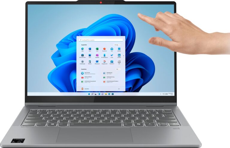 Laptop mit aktivem Windows-Bildschirm und Hand zeigt auf den Touchscreen. Laptop mit aktivem Windows-Bildschirm und Hand zeigt auf den Touchscreen.