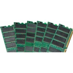 Mehrere grüne Computer-RAM-Module fächerförmig angeordnet auf weißem Hintergrund.