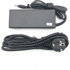 Schwarzes Laptop-Netzteil mit Stromkabel und Stecker auf weißem Hintergrund.