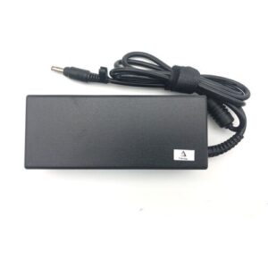 Schwarzes Laptop-Netzteil mit integriertem Kabel auf weißem Hintergrund.