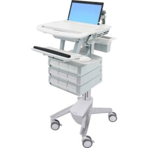 Medizinischer Rollwagen mit Laptop, Tastatur und mehreren Schubladen.