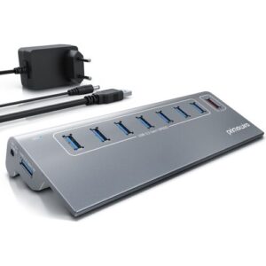 USB-Hub mit sieben Anschlüssen und Netzteil auf weißem Hintergrund.